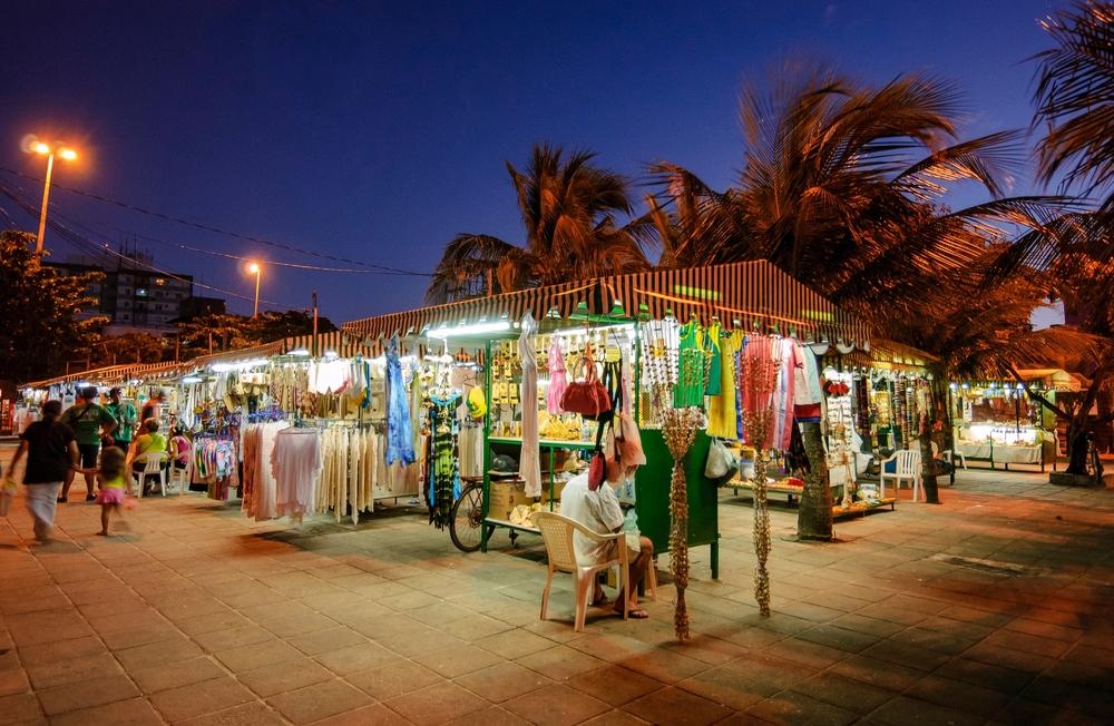 Feirinha de Tambaú à noite, com as luzes das barracas