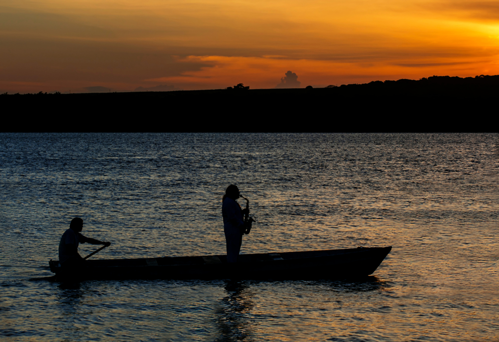pôr do sol na Praia do Jacaré com o barco de Jurandy
