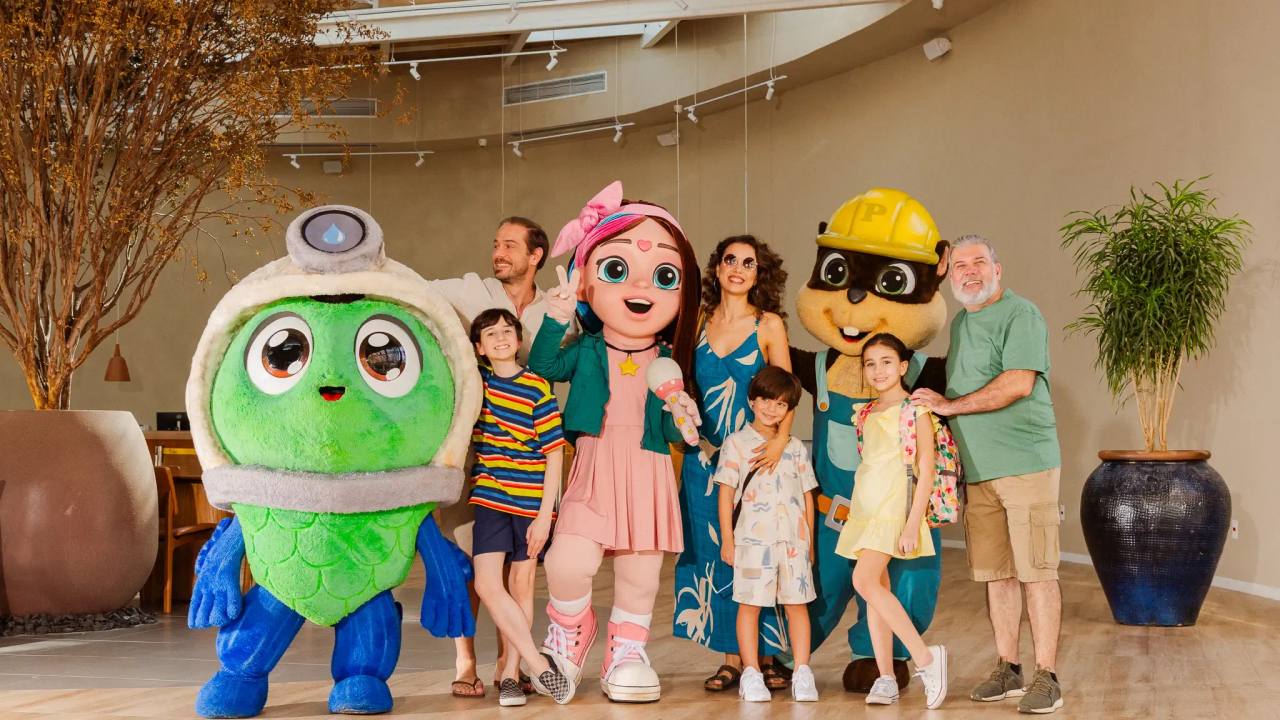 familia com personagens taualegres na recepção do tauá atibaia