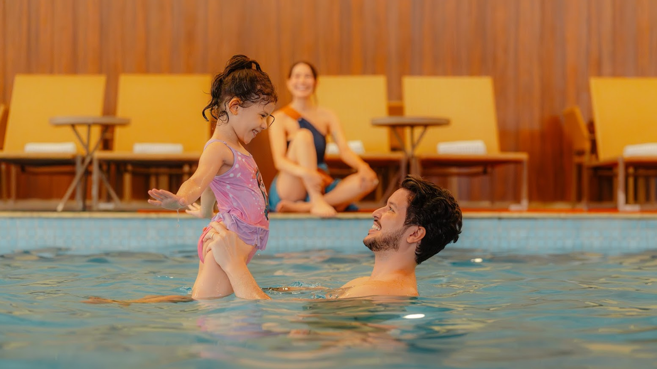 pai e filha brincando na piscina 