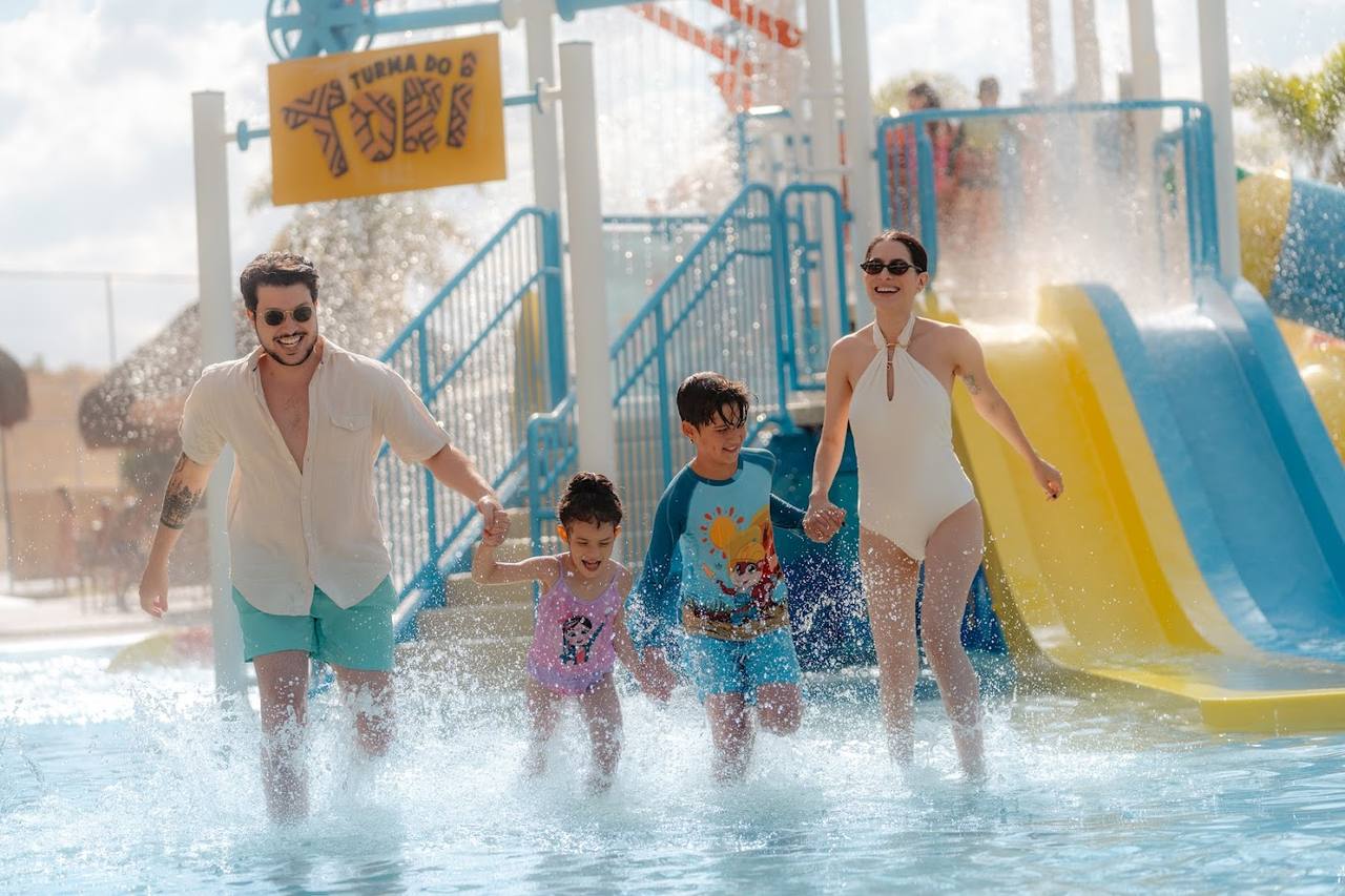 banner post família feliz na piscina
