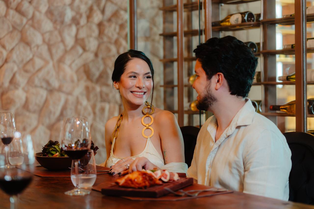 casal no Tauá Alexânia tomando vinho