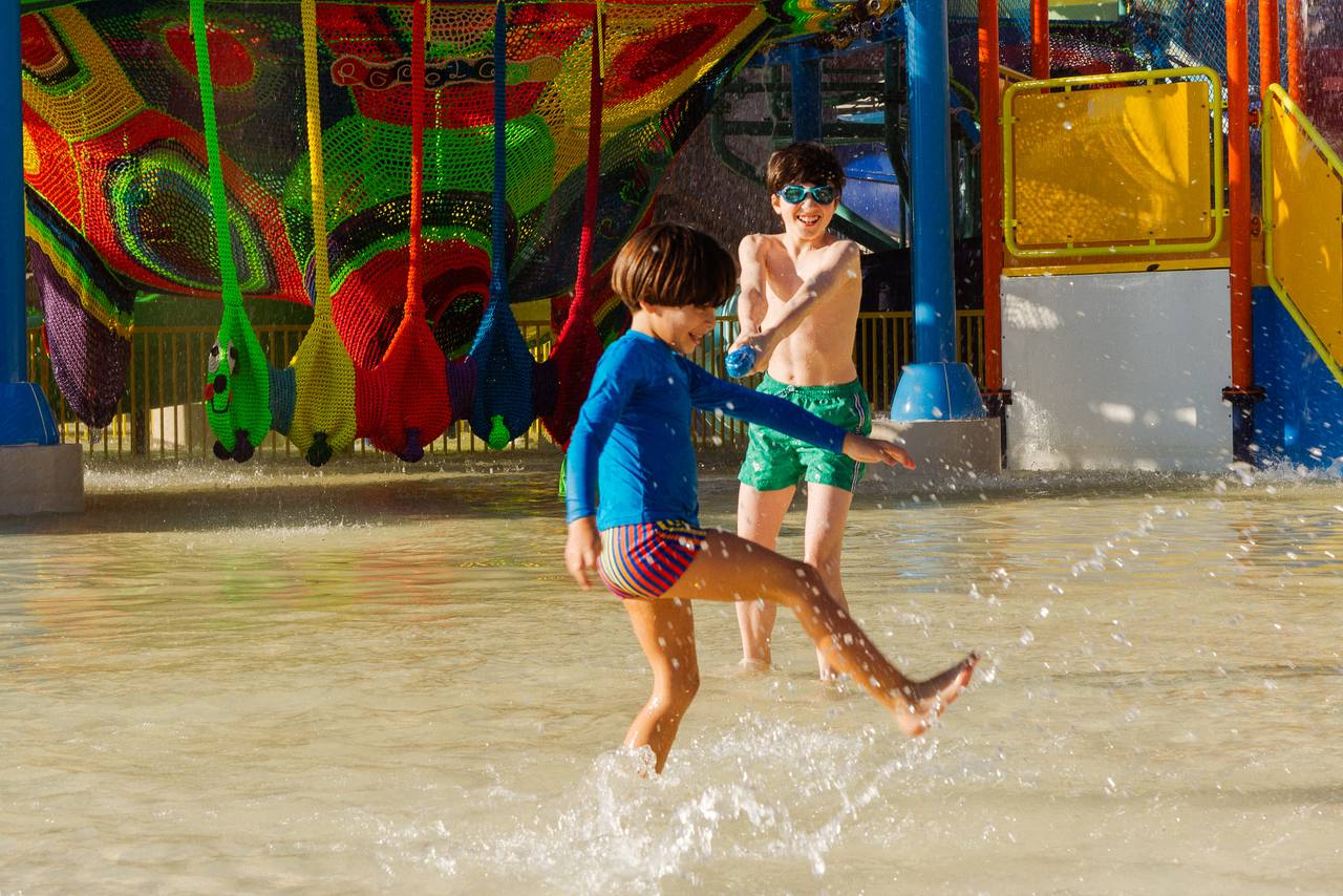 crianças se divertindo na piscina
